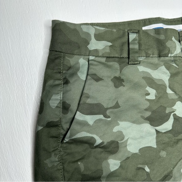 NEW Old Navy Chino Shorts Womens Size 2 Green Camo 5” Inseam Mid Rise Stretch - Picture 2 of 8